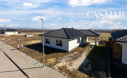REZERVOVANÉ! Novostavba- Bungalov s pekným výhľadom na Smolenický  zámok!!