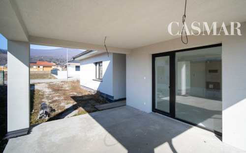 REZERVOVANÉ! Novostavba- Bungalov s pekným výhľadom na Smolenický  zámok!!