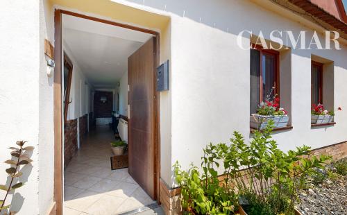 Romantika vidieka len na skok od mesta – Podkrovný 3-izbový rodinný dom v Hrnčiarovciach nad Parnou čaká na svojich nových majiteľov