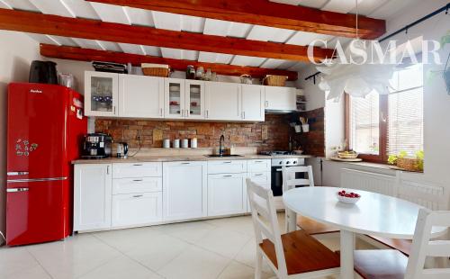 Romantika vidieka len na skok od mesta – Podkrovný 3-izbový rodinný dom v Hrnčiarovciach nad Parnou čaká na svojich nových majiteľov