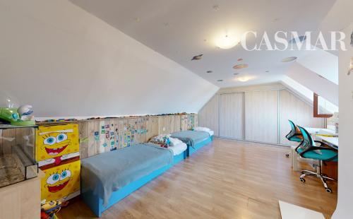 Romantika vidieka len na skok od mesta – Podkrovný 3-izbový rodinný dom v Hrnčiarovciach nad Parnou čaká na svojich nových majiteľov