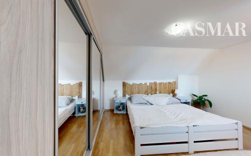 Romantika vidieka len na skok od mesta – Podkrovný 3-izbový rodinný dom v Hrnčiarovciach nad Parnou čaká na svojich nových majiteľov