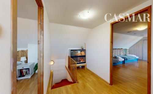 Romantika vidieka len na skok od mesta – Podkrovný 3-izbový rodinný dom v Hrnčiarovciach nad Parnou čaká na svojich nových majiteľov