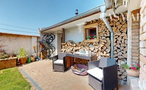 Romantika vidieka len na skok od mesta – Podkrovný 3-izbový rodinný dom v Hrnčiarovciach nad Parnou čaká na svojich nových majiteľov