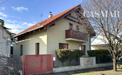 Pekný dvojpodlažný RD v Modranke so samostatnou bytovou jednotkou v prístavbe!!!