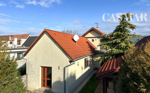 Pekný dvojpodlažný RD v Modranke so samostatnou bytovou jednotkou v prístavbe!!!