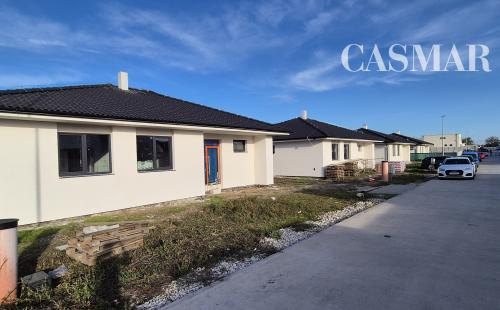 NOVOSTAVBY NOVÉ ZÁMKY - Pekné 4.izb.rodinné domy typu bungalov