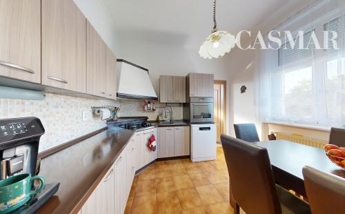 Priestranný 4-izbový byt s vysokými stropmi, vlastnou záhradou a 2 parkovacími miestami – Boleráz