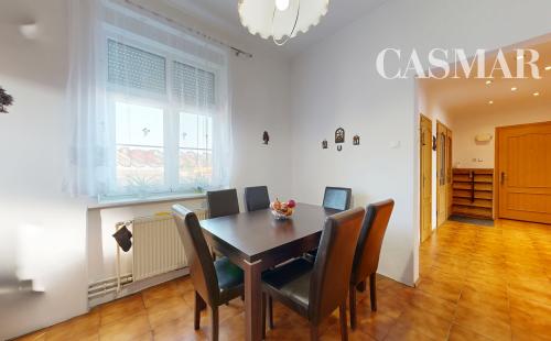 Priestranný 4-izbový byt s vysokými stropmi, vlastnou záhradou a 2 parkovacími miestami – Boleráz