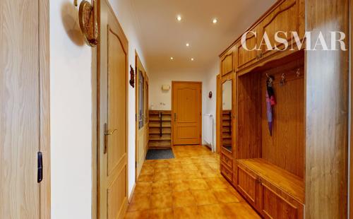 Priestranný 4-izbový byt s vysokými stropmi, vlastnou záhradou a 2 parkovacími miestami – Boleráz