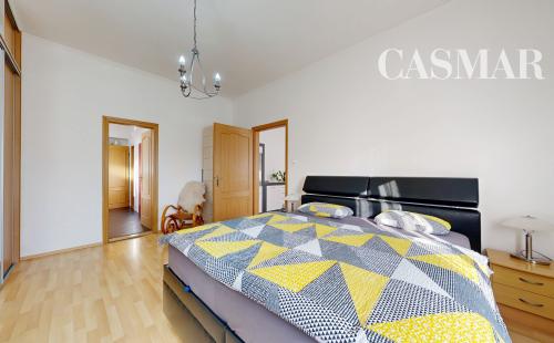 Priestranný 4-izbový byt s vysokými stropmi, vlastnou záhradou a 2 parkovacími miestami – Boleráz