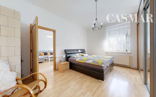 Priestranný 4-izbový byt s vysokými stropmi, vlastnou záhradou a 2 parkovacími miestami – Boleráz