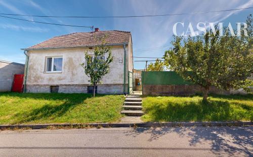 PREDAJ – STARŠÍ TEHLOVÝ RODINNÝ DOM V HRNČIAROVCIACH NAD PARNOU PRI TRNAVE