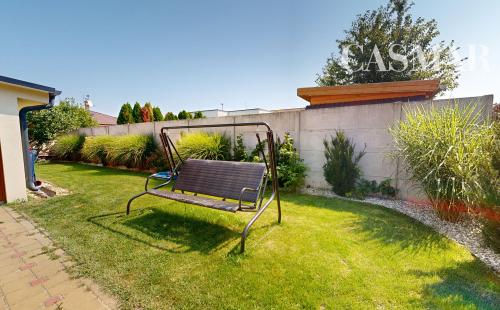 Na predaj 4-izbový bungalov s garážou a krytou terasou – Hrubý Šúr