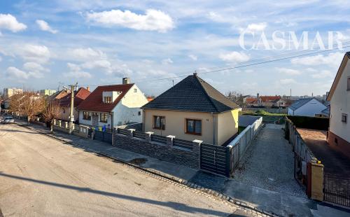 Na PREDAJ!!! Slnečný,  stavebný pozemok ,oplotený v obľúbenej časti Trnavy  na Kozáckej ulici.