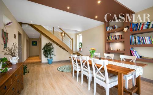 Moderný 6-izbový rodinný dom s veľkou záhradou, altánkom a bazénom – Dolné Orešany