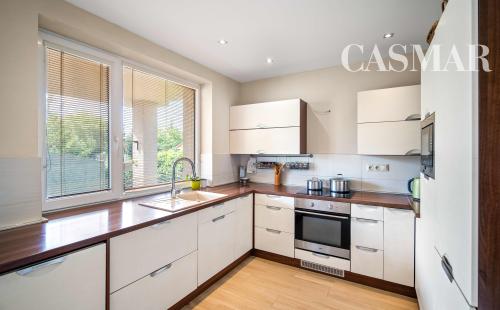 Moderný 6-izbový rodinný dom s veľkou záhradou, altánkom a bazénom – Dolné Orešany