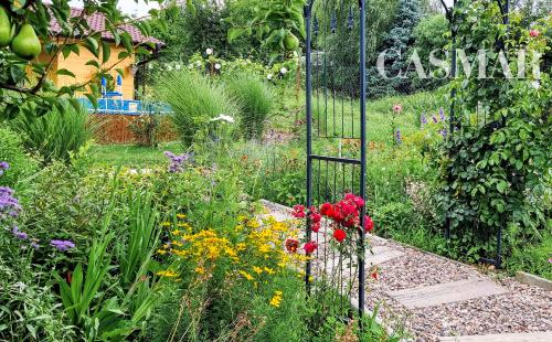 Moderný 6-izbový rodinný dom s veľkou záhradou, altánkom a bazénom – Dolné Orešany