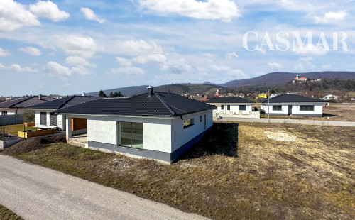 REZERVOVANÉ! Novostavba- Bungalov s pekným výhľadom na Smolenický  zámok!!