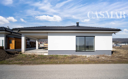 REZERVOVANÉ! Novostavba- Bungalov s pekným výhľadom na Smolenický  zámok!!