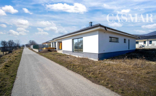 REZERVOVANÉ! Novostavba- Bungalov s pekným výhľadom na Smolenický  zámok!!