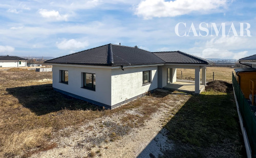 REZERVOVANÉ! Novostavba- Bungalov s pekným výhľadom na Smolenický  zámok!!