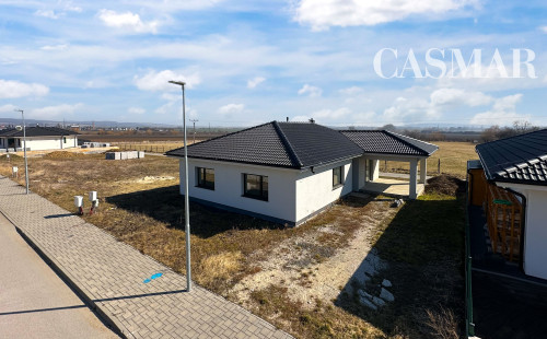 REZERVOVANÉ! Novostavba- Bungalov s pekným výhľadom na Smolenický  zámok!!