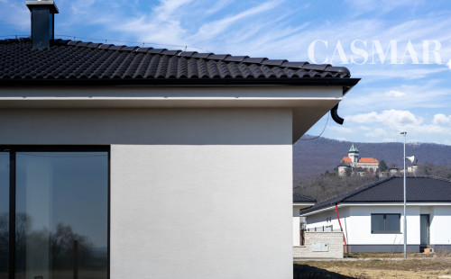 REZERVOVANÉ! Novostavba- Bungalov s pekným výhľadom na Smolenický  zámok!!