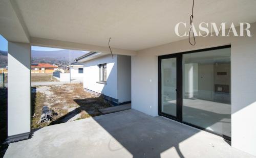 REZERVOVANÉ! Novostavba- Bungalov s pekným výhľadom na Smolenický  zámok!!