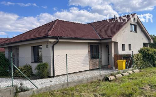 Moderný 6-izbový rodinný dom s veľkou záhradou, altánkom a bazénom – Dolné Orešany