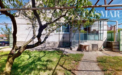 PREDAJ – STARŠÍ TEHLOVÝ RODINNÝ DOM V HRNČIAROVCIACH NAD PARNOU PRI TRNAVE