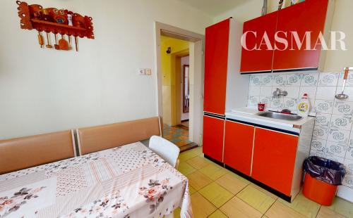 PREDAJ – STARŠÍ TEHLOVÝ RODINNÝ DOM V HRNČIAROVCIACH NAD PARNOU PRI TRNAVE