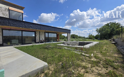 Luxusný 5-izbový dvojpodlažný rodinný dom s bazénom.