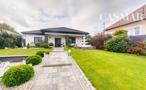 🏡 Nadštandardný 4-izbový rodinný dom s bazénom, zimnou terasou a veľkým pozemkom – Dvorníky