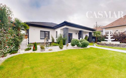 🏡 Nadštandardný 4-izbový rodinný dom s bazénom, zimnou terasou a veľkým pozemkom – Dvorníky