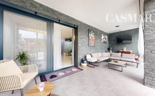 🏡 Nadštandardný 4-izbový rodinný dom s bazénom, zimnou terasou a veľkým pozemkom – Dvorníky