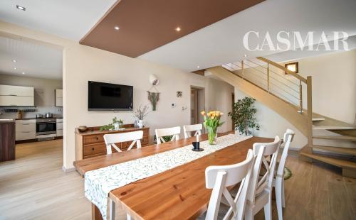 Moderný 6-izbový rodinný dom s veľkou záhradou, altánkom a bazénom – Dolné Orešany