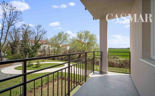 Štýlový 3-izbový byt so zariadením, loggiou a balkónom