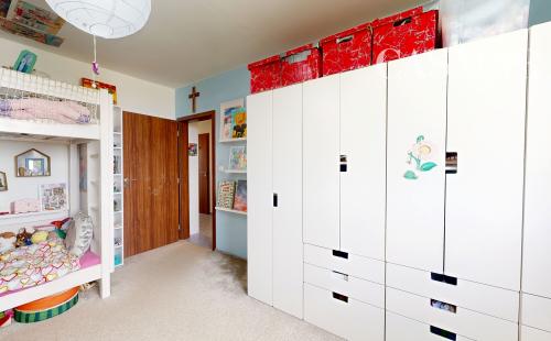 NOVÁ CENA!!Ponúkame na predaj priestranný 3-izbový byt s loggiou na sídlisku Hliny