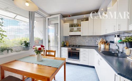 NOVÁ CENA!!Ponúkame na predaj priestranný 3-izbový byt s loggiou na sídlisku Hliny