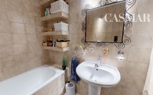 NOVÁ CENA!!Ponúkame na predaj priestranný 3-izbový byt s loggiou na sídlisku Hliny