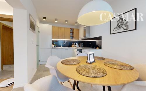 Krásny 3izb.byt v úplnom centre v oplotenom areáli s vlastným garáž. a parkov. státim