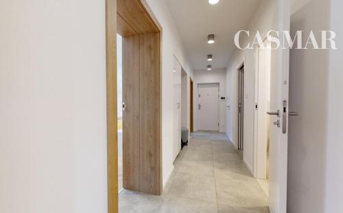 Krásny 3izb.byt v úplnom centre v oplotenom areáli s vlastným garáž. a parkov. státim