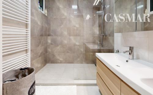 Krásny 3izb.byt v úplnom centre v oplotenom areáli s vlastným garáž. a parkov. státim