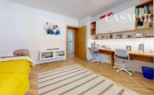 Krásny 3izb.byt v úplnom centre v oplotenom areáli s vlastným garáž. a parkov. státim