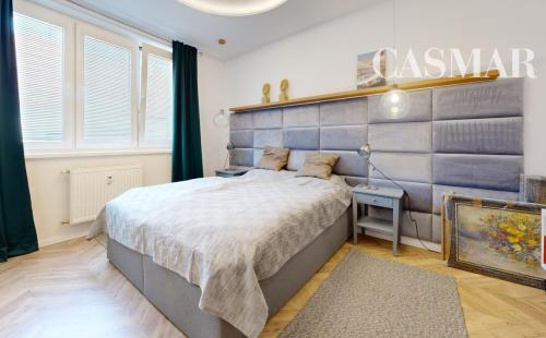 Krásny 3izb.byt v úplnom centre v oplotenom areáli s vlastným garáž. a parkov. státim