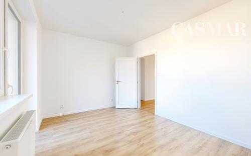 POLIANKY / Priestranný 3-izbový byt s loggiou a kuchynskou linkou