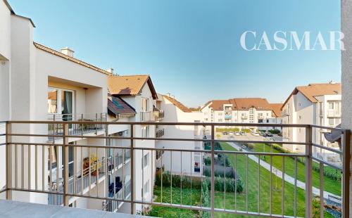 POLIANKY / Priestranný 3-izbový byt s loggiou a kuchynskou linkou