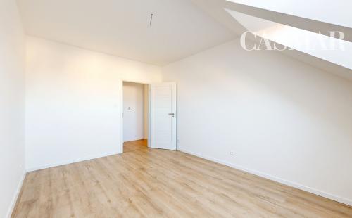 POLIANKY / Priestranný 3-izbový byt s loggiou a kuchynskou linkou