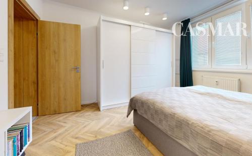 Krásny 3izb.byt v úplnom centre v oplotenom areáli s vlastným garáž. a parkov. státim